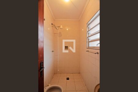 Casa à venda com 229m², 3 quartos e 2 vagas Casa à venda com 229m², 3 quartos e 2 vagasEdícula - banheiro