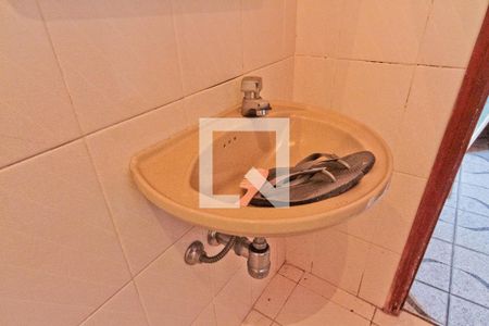 Casa à venda com 229m², 3 quartos e 2 vagas Casa à venda com 229m², 3 quartos e 2 vagasEdícula - banheiro