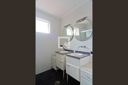 Casa à venda com 229m², 3 quartos e 2 vagas Casa à venda com 229m², 3 quartos e 2 vagasBanheiro