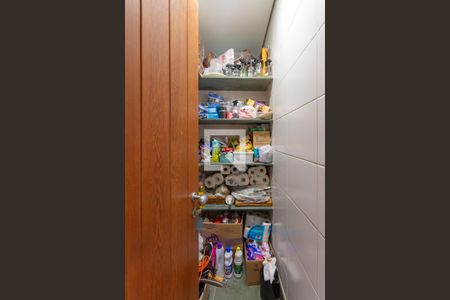 Casa à venda com 840m², 3 quartos e 6 vagas Casa à venda com 840m², 3 quartos e 6 vagasCozinha - Despensa