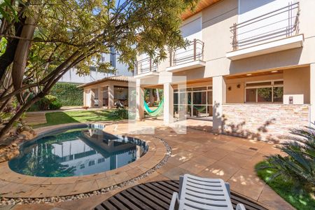 Casa à venda com 840m², 3 quartos e 6 vagas Casa à venda com 840m², 3 quartos e 6 vagasPiscina