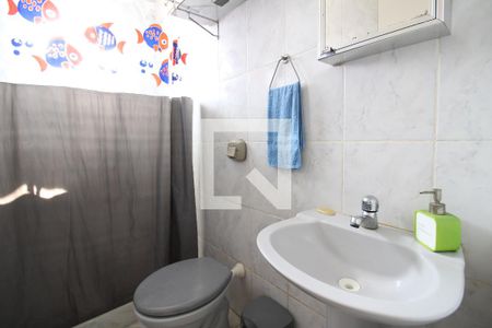 Casa de condomínio para alugar com 400m², 5 quartos e 2 vagasCasa 2 Fundos - Banheiro 