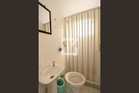 Casa de condomínio para alugar com 400m², 5 quartos e 2 vagasBanheiro da Dependência