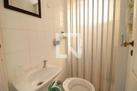 Casa de condomínio para alugar com 400m², 5 quartos e 2 vagasBanheiro da Dependência