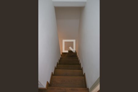 Casa à venda com 90m², 2 quartos e 1 vaga Casa à venda com 90m², 2 quartos e 1 vagaEscada