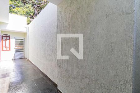 Casa à venda com 139m², 4 quartos e 2 vagas Casa à venda com 139m², 4 quartos e 2 vagasCorredor lateral