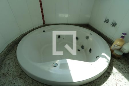 Casa à venda com 300m², 3 quartos e 8 vagasBanheiro da Suite 1