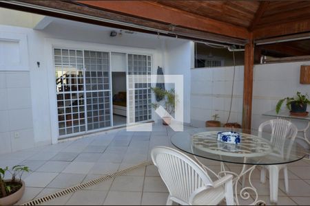 Casa de condomínio à venda com 150m², 3 quartos e 2 vagas Casa de condomínio à venda com 150m², 3 quartos e 2 vagasÁrea externa