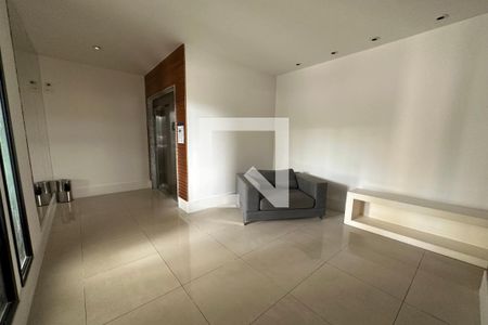 Apartamento à venda com 67m², 2 quartos e 1 vaga Apartamento à venda com 67m², 2 quartos e 1 vagaHall social do bloco