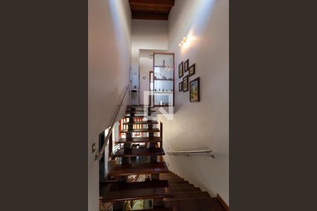 Casa de condomínio à venda com 298m², 6 quartos e sem vaga Casa de condomínio à venda com 298m², 6 quartos e sem vagaEscada