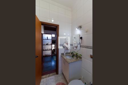 Casa de condomínio à venda com 298m², 6 quartos e sem vaga Casa de condomínio à venda com 298m², 6 quartos e sem vagaBanheiro 01