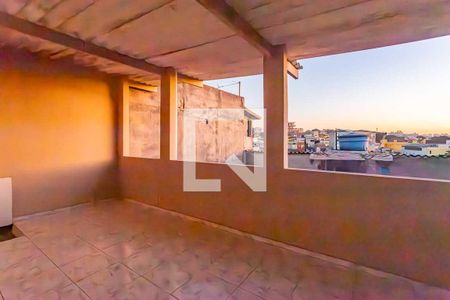 Casa à venda com 200m², 4 quartos e 3 vagas Casa à venda com 200m², 4 quartos e 3 vagasTerraço