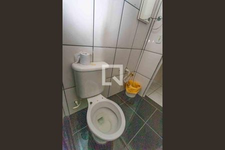 Casa à venda com 200m², 4 quartos e 3 vagas Casa à venda com 200m², 4 quartos e 3 vagasCasa 2 - banheiro