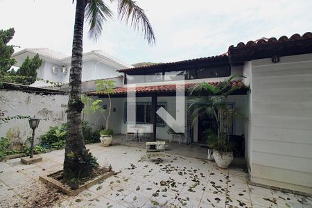 Casa à venda com 600m², 5 quartos e 5 vagas Casa à venda com 600m², 5 quartos e 5 vagasÁrea Externa