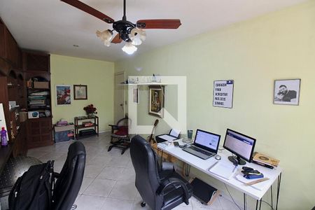 Casa à venda com 600m², 5 quartos e 5 vagas Casa à venda com 600m², 5 quartos e 5 vagasQuarto