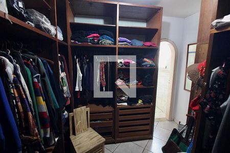 Casa à venda com 600m², 5 quartos e 5 vagas Casa à venda com 600m², 5 quartos e 5 vagasCloset da suíte 4
