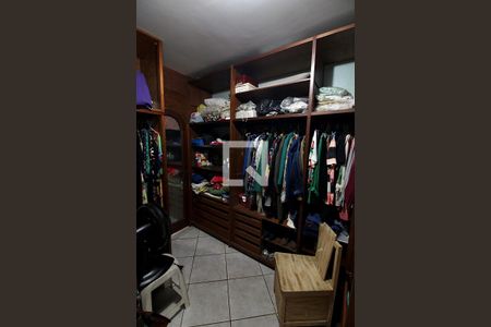 Casa à venda com 600m², 5 quartos e 5 vagas Casa à venda com 600m², 5 quartos e 5 vagasCloset da suíte 4