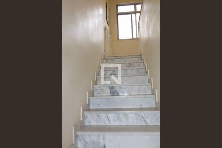 Casa para alugar com 269m², 3 quartos e 5 vagas Casa para alugar com 269m², 3 quartos e 5 vagasEscada