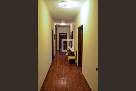 Casa à venda com 280m², 3 quartos e 4 vagas Casa à venda com 280m², 3 quartos e 4 vagasCorredor