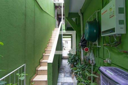 Casa à venda com 250m², 3 quartos e 2 vagas Casa à venda com 250m², 3 quartos e 2 vagasEscada