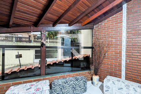 Casa à venda com 240m², 3 quartos e 3 vagas Casa à venda com 240m², 3 quartos e 3 vagasVaranda