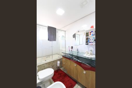 Apartamento à venda com 200m², 3 quartos e 3 vagas Apartamento à venda com 200m², 3 quartos e 3 vagasBanheiro da Suíte 1