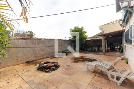 Casa à venda com 306m², 5 quartos e 6 vagas Casa à venda com 306m², 5 quartos e 6 vagasQuintal