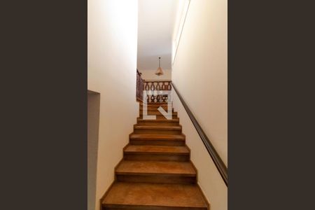 Casa à venda com 306m², 5 quartos e 6 vagas Casa à venda com 306m², 5 quartos e 6 vagasEscada