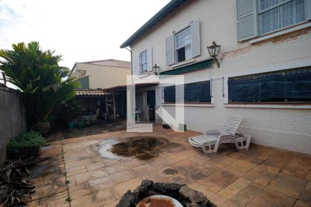 Casa à venda com 306m², 5 quartos e 6 vagas Casa à venda com 306m², 5 quartos e 6 vagasQuintal