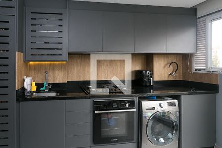 cozinha / serviço  / varanda de apartamento para alugar com 2 quartos, 57m² em Panamby, São Paulo