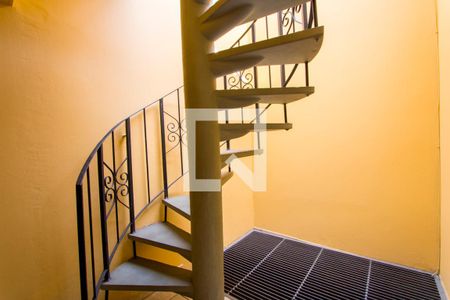 Casa à venda com 140m², 2 quartos e 2 vagas Casa à venda com 140m², 2 quartos e 2 vagasEscada