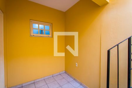 Casa à venda com 140m², 2 quartos e 2 vagas Casa à venda com 140m², 2 quartos e 2 vagasEscada