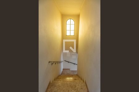 Casa para alugar com 330m², 4 quartos e 3 vagas Casa para alugar com 330m², 4 quartos e 3 vagasEscada