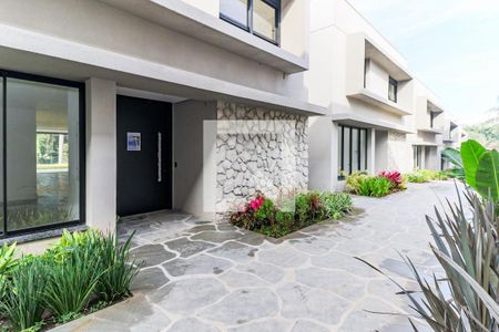 Casa de condomínio à venda com 850m², 4 quartos e 6 vagas Casa de condomínio à venda com 850m², 4 quartos e 6 vagasFachada