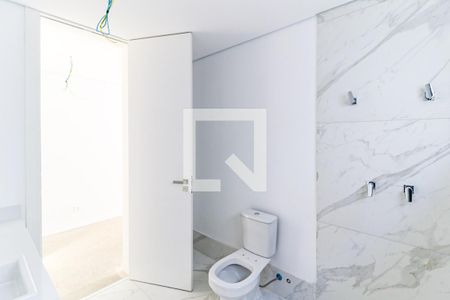 Casa de condomínio à venda com 850m², 4 quartos e 6 vagas Casa de condomínio à venda com 850m², 4 quartos e 6 vagasBanheiro Suíte 2