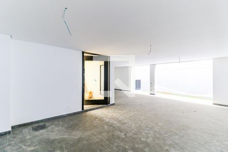 Casa de condomínio à venda com 828m², 4 quartos e 6 vagas Casa de condomínio à venda com 828m², 4 quartos e 6 vagasGaragem