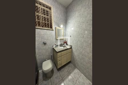 Casa à venda com 395m², 5 quartos e 2 vagas Casa à venda com 395m², 5 quartos e 2 vagasBanheiro social