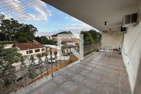 Casa à venda com 395m², 5 quartos e 2 vagas Casa à venda com 395m², 5 quartos e 2 vagasVaranda da Suíte e Quarto 1