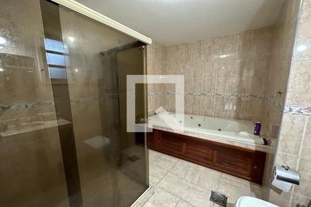 Casa à venda com 395m², 5 quartos e 2 vagas Casa à venda com 395m², 5 quartos e 2 vagasBanheiro da Suíte 1