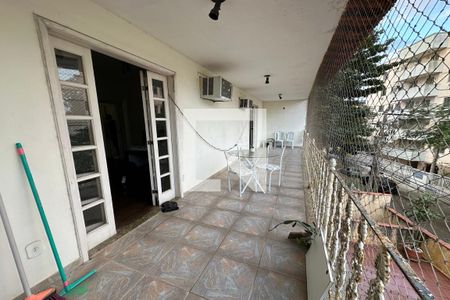 Casa à venda com 395m², 5 quartos e 2 vagas Casa à venda com 395m², 5 quartos e 2 vagasVaranda da Suíte e Quarto 1