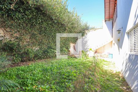 Casa à venda com 600m², 6 quartos e 4 vagas Casa à venda com 600m², 6 quartos e 4 vagasQuintal