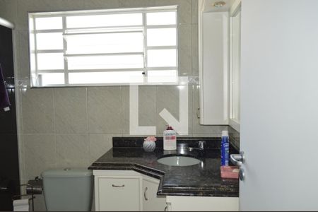 Casa à venda com 310m², 5 quartos e 3 vagasBanheiro da Suíte 1 - casa fundo