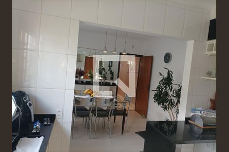 Casa à venda com 200m², 3 quartos e 6 vagas Casa à venda com 200m², 3 quartos e 6 vagasCozinha