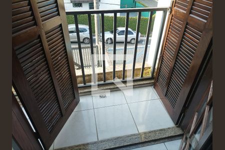 Casa à venda com 200m², 3 quartos e 6 vagas Casa à venda com 200m², 3 quartos e 6 vagasVaranda quarto 01