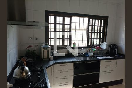 Casa à venda com 200m², 3 quartos e 6 vagas Casa à venda com 200m², 3 quartos e 6 vagasCozinha