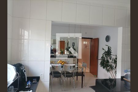 Casa à venda com 200m², 3 quartos e 6 vagas Casa à venda com 200m², 3 quartos e 6 vagasCozinha