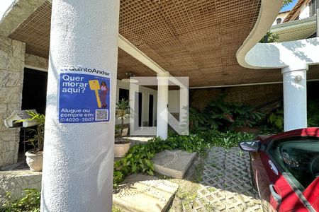 Casa de condomínio à venda com 278m², 4 quartos e 2 vagasPlaquinha na entrada da casa