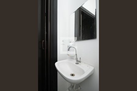 Casa à venda com 280m², 3 quartos e 2 vagasBanheiro Serviço - torneira