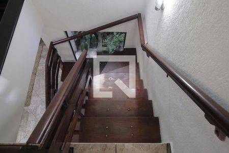 Casa para alugar com 360m², 5 quartos e 4 vagasEscada