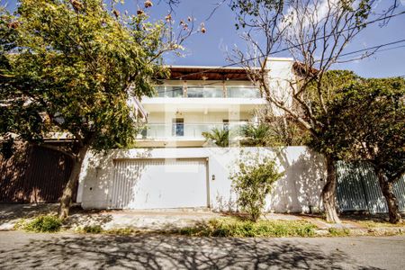 Casa para alugar com 420m², 4 quartos e 3 vagasFachada